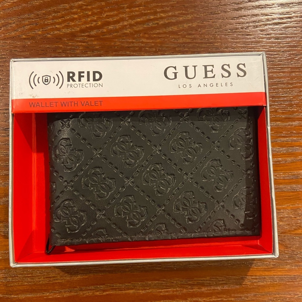 BRAND NEW : Guess leather wallet